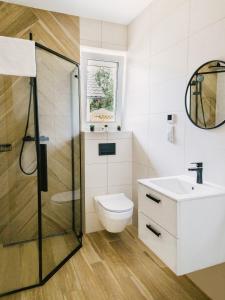een badkamer met een toilet en een wastafel bij Domek Moszna in Moszna