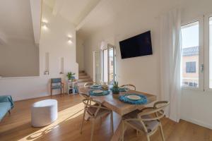 a dining room and living room with a table and chairs at Appartamento Rena Bianca in Santa Teresa Gallura