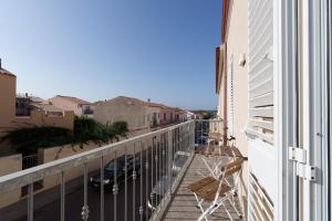 an apartment balcony with a view of a street at Appartamento Rena Bianca in Santa Teresa Gallura