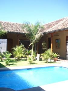 een huis met een zwembad voor een huis bij Backpackers Inn in Granada