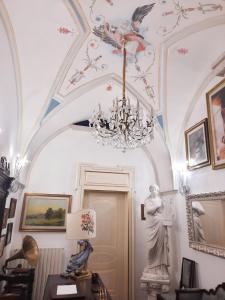 una camera con un lampadario a braccio sul soffitto di Zeus a San Giorgio Ionico