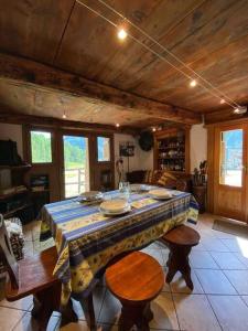 a dining room with a table and some chairs at Casa Cantone Devero-baita storica con balcone e giardino, posizione comoda e soleggiata- spazio biciclette in Alpe Devero