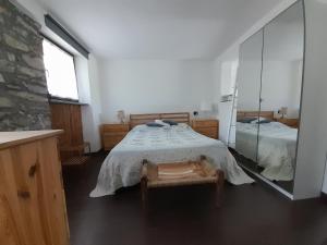 Roisan的住宿－Artemisia，一间卧室配有一张床和一面大镜子