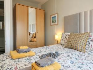 1 dormitorio con 1 cama con toallas en The Outlook, en Minehead