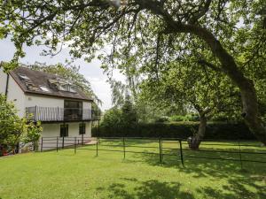 a house with a tennis court in the yard at Hillcroft in Kenilworth