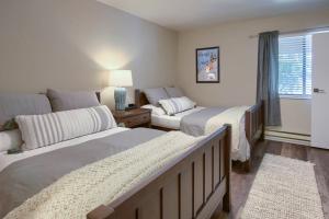 une chambre avec deux lits et un canapé dans l'établissement Wolf Creek Lodge Condo in Eden, UT - Relaxing Mountain Retreat, à Eden 42 autres photos