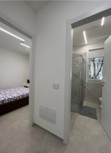 um quarto branco com uma cama e uma casa de banho em Villa Family House , Senigallia , Trecastelli (AN) em Molino di Ripe