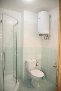 Ένα μπάνιο στο Luxury First Line apartment with pool and sea view in complex Oazis