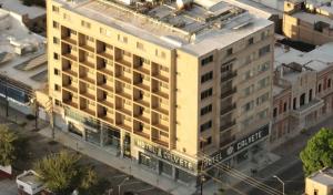 una vista aérea de un edificio en una ciudad en Hotel Calvete en Torreón