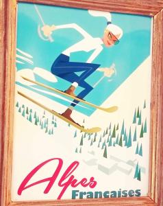 une affiche d'un skieur en l'air dans l'établissement Hôtel Le Lievre Blanc, à Vars