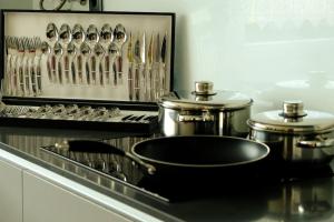 a stove with a pot and a pan on top of it at Avenida House a 700 metros da praia in Esposende