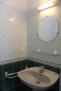 y baño con lavabo y espejo. en Maison de centre-ville avec grande terrasse en Concarneau