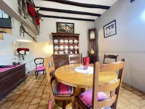 cocina y comedor con mesa y sillas en Chambres d'hôtes MANTTU, en Urrugne