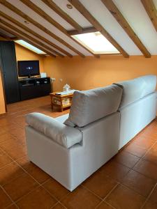 salon z kanapą i telewizorem w obiekcie Casa Balmori El Peral w mieście Ribadedeva