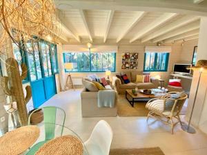 - un salon avec un canapé et une table dans l'établissement La Maison Bleue, à Cap-Ferret
