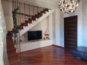 een woonkamer met een trap en een tv bij Dimora Shimbalaie in Bari