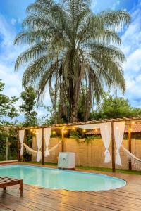 una piscina con una palmera en el fondo en Recanto das Bromelias, en Brumadinho