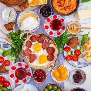 una mesa llena de alimentos con huevos y otros alimentos en DIMORA CHARMING CHALET en Dawwār ‘Abd al ‘Aţī Abū ‘Ajūz
