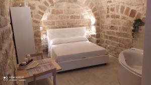 a bedroom with a bed and a sink and a tub at Casa Vacanze A un Passo dal Volo in Bari