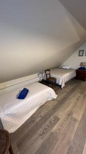 Zimmer mit 2 Betten im Dachgeschoss in der Unterkunft Padaste Rehemae Puhkemaja in Pädaste