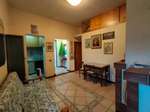 a living room with a couch and a table at Casa Anversa in Anversa degli Abruzzi