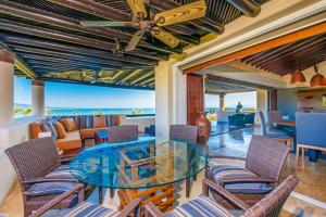 Un comedor con una mesa de cristal y sillas. en PH Vista Encanto - Mita Residential at Punta Mita, en Punta Mita