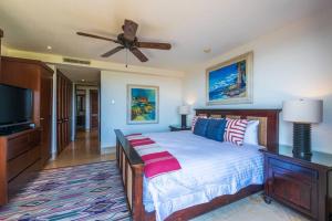 Un dormitorio con una cama y un ventilador de techo. en PH Vista Encanto - Mita Residential at Punta Mita, en Punta Mita