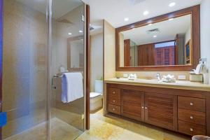 Un baño con ducha, lavabo y espejo. en PH Vista Encanto - Mita Residential at Punta Mita, en Punta Mita 16 fotos más