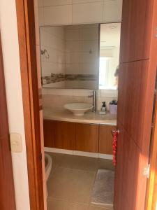 a bathroom with a sink and a mirror at Santa Marta Apartamento Bello Horizonte Zazué in Santa Marta