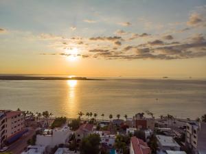 una vista aérea de la ciudad y del océano al atardecer en Casa Madero Hotel en La Paz