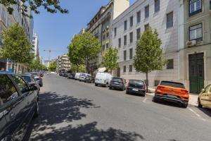 una calle con coches estacionados al costado de la carretera en Liberdade Concept 2BDR Apartment by LovelyStay en Lisboa