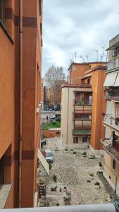 vista su una strada tra due edifici di Casa Angelina a Roma