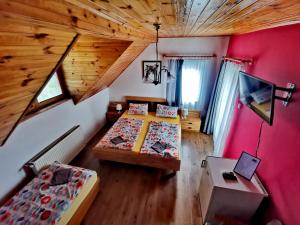 an overhead view of a bedroom with two beds at Dolce Villa Balaton in Vonyarcvashegy