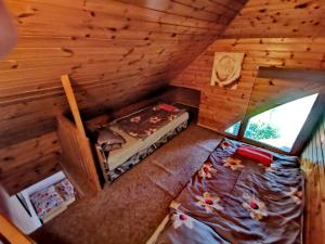 una vista aérea de un dormitorio en una casa en un árbol en Dolce Villa Balaton, en Vonyarcvashegy