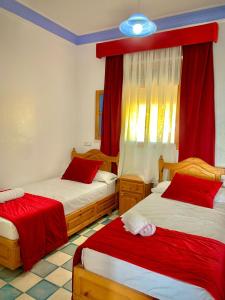 Rúm í herbergi á Hôtel Al Kalaa