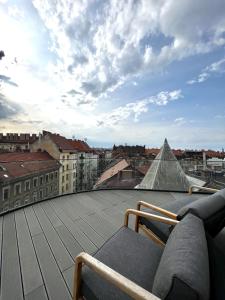 une vue sur une pyramide depuis le toit d'un bâtiment dans l'établissement VP Suites, à Budapest