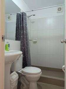 uma casa de banho com um WC e um lavatório em Precioso departamento equipado - Cochera incluida em Chila Pampa