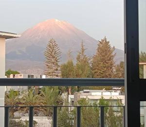 uma vista para uma montanha a partir de uma janela em Precioso departamento equipado - Cochera incluida em Chila Pampa