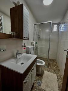 Vannas istaba naktsmītnē Apartman sa bazenom''KOTA 555'' 2