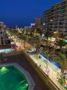 vistas a una ciudad con una gran piscina en Apartamentos La Gaviota, en Roquetas de Mar
