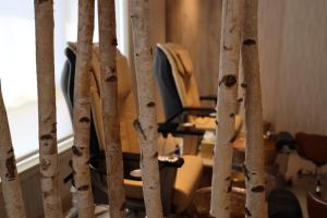 une chambre avec une chaise et des bâtons de bambou dans l'établissement Hotel Paso Del Norte, Autograph Collection, à El Paso