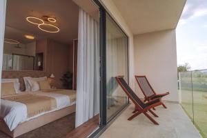 Postel nebo postele na pokoji v ubytování Iris Croatica K - superior apartment with shared pool, awarded BEST APARTMENT IN CROATIA 2024