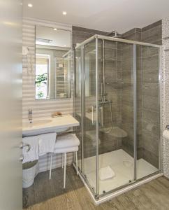 een badkamer met een douche en een wastafel bij Hotel Joseph in Marina di Pietrasanta