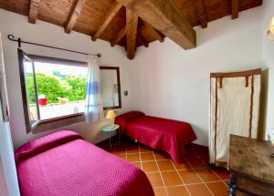 1 dormitorio con 2 camas y ventana en A.I.R. Residence La Misuaglia, en Isola Rossa