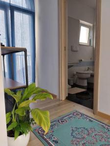 een badkamer met een toilet en een tapijt bij Casa Montefinese1 in Casamassima