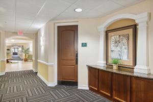 2 bedroom Tampa Condo at Private Golf Course condo في تامبا: مدخل مع مكتب استقبال في مبنى مكتب