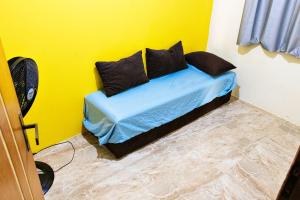 ein Bett in einem Zimmer mit einer gelben Wand in der Unterkunft Casa aconchegante com piscina em Camacari BA in Camassari + 20 Fotos