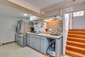 A kitchen or kitchenette at East Hartford Studio about 4 Mi to Downtown Hartford!