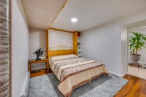 1 dormitorio con 1 cama con cabecero de madera en East Hartford Studio about 4 Mi to Downtown Hartford!, en East Hartford