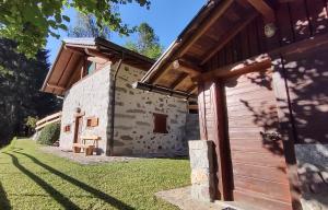 una vista exterior de una casa con un edificio de madera en Chalet Maso Salam en Bocenago